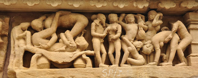 A scene from one of the thousands of erotic carvings that cover the ancient temples of Khajuraho.　エロティックなレリーフ彫刻で知られるインド・カジュラホでは、寺院の壁を覆う多数のミトナ像があっけらかんとエロティックな姿を晒している
